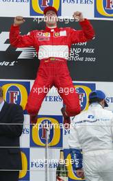 07.07.2002 Silverstone, England, F1 in Silverstone, Podium am Sonntag, Michael Schumacher 1ter, Formel 1 Grand Prix (GP) von England (Great Britain) in Silverstone 2002. c xpb.cc - weitere Bilder auf der Datenbank unter www.xpb.cc - Email: info@xpb.cc