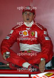 05.07.2002 Silverstone, England, F1 in Silverstone Training am Freitag, Michael Schumacher (Ferrari) in der Box, Formel 1 Grand Prix (GP) von England (Great Britain) in Silverstone 2002. c xpb.cc - weitere Bilder auf der Datenbank unter www.xpb.cc - Email: info@xpb.cc