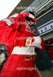 07.07.2002 Silverstone, England, F1 in Silverstone WarmUp am Sonntag, Michael Schumacher (Ferrari) in der Box, Formel 1 Grand Prix (GP) von England (Great Britain) in Silverstone 2002. c xpb.cc - weitere Bilder auf der Datenbank unter www.xpb.cc - Email: info@xpb.cc