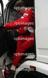 05.07.2002 Silverstone, England, F1 in Silverstone Training am Freitag, Michael Schumacher (Ferrari) dreht sich nach Motorstop auf der Strecke und muss das Training beenden - hier kommt er mit seinem Wagen, beim Abschlepper als Beifahrer sitzend in die Box zurück, Formel 1 Grand Prix (GP) von England (Great Britain) in Silverstone 2002. c xpb.cc - weitere Bilder auf der Datenbank unter www.xpb.cc - Email: info@xpb.cc