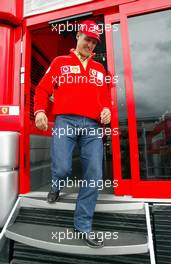 04.07.2002 Silverstone, England, F1 in Silverstone am Donnerstag, Ankunft der Fahrer im Paddock Bereich - hier Michael Schumacher - geht aus dem Motorhome, Formel 1 Grand Prix (GP) von England (Great Britain) in Silverstone 2002. c xpb.cc - weitere Bilder auf der Datenbank unter www.xpb.cc - Email: info@xpb.cc