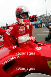 07.07.2002 Silverstone, England, F1 in Silverstone WarmUp am Sonntag, Michael Schumacher (Ferrari) in der Box, Formel 1 Grand Prix (GP) von England (Great Britain) in Silverstone 2002. c xpb.cc - weitere Bilder auf der Datenbank unter www.xpb.cc - Email: info@xpb.cc