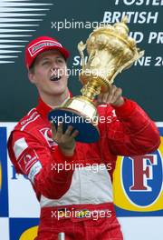 07.07.2002 Silverstone, England, F1 in Silverstone, Podium am Sonntag, Michael Schumacher 1ter, Formel 1 Grand Prix (GP) von England (Great Britain) in Silverstone 2002. c xpb.cc - weitere Bilder auf der Datenbank unter www.xpb.cc - Email: info@xpb.cc