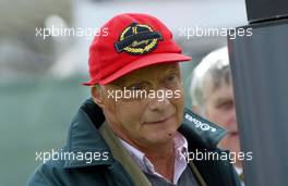 04.07.2002 Silverstone, England, F1 in Silverstone am Donnerstag, Ankunft der Fahrer im Paddock Bereich - hier Niki Lauda (Jaguar) mit Kappe ohne Sponsor, Formel 1 Grand Prix (GP) von England (Great Britain) in Silverstone 2002. c xpb.cc - weitere Bilder auf der Datenbank unter www.xpb.cc - Email: info@xpb.cc