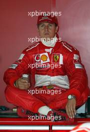 05.07.2002 Silverstone, England, F1 in Silverstone Training am Freitag, Michael Schumacher (Ferrari) in der Box, Formel 1 Grand Prix (GP) von England (Great Britain) in Silverstone 2002. c xpb.cc - weitere Bilder auf der Datenbank unter www.xpb.cc - Email: info@xpb.cc