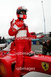 07.07.2002 Silverstone, England, F1 in Silverstone WarmUp am Sonntag, Michael Schumacher (Ferrari) in der Box, Formel 1 Grand Prix (GP) von England (Great Britain) in Silverstone 2002. c xpb.cc - weitere Bilder auf der Datenbank unter www.xpb.cc - Email: info@xpb.cc