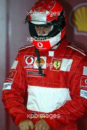 05.07.2002 Silverstone, England, F1 in Silverstone Training am Freitag, Michael Schumacher (Ferrari) in der Box, Formel 1 Grand Prix (GP) von England (Great Britain) in Silverstone 2002. c xpb.cc - weitere Bilder auf der Datenbank unter www.xpb.cc - Email: info@xpb.cc