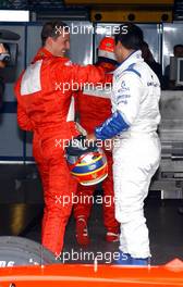 06.07.2002 Silverstone, England, F1 in Silverstone Qualifying am Samstag, Michael Schumacher gratuliert Juan Pablo Montoya zur Pole im Park Ferme, Formel 1 Grand Prix (GP) von England (Great Britain) in Silverstone 2002. PRINT IN ENGLAND OUT! c xpb.cc - weitere Bilder auf der Datenbank unter www.xpb.cc - Email: info@xpb.cc