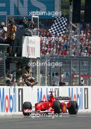 28.07.2002 Hockenheim, Deutschland, F1 am Hockenheimring, Rennende am Sonntag, Michael Schumacher jubelt nach dem Sieg den Fans zu, Formel 1 Grand Prix (GP), Großer Preis von Deutschland 2002 (Baden Württemberg) c xpb.cc - weitere Bilder auf der Datenbank unter www.xpb.cc - Email: info@xpb.cc