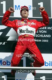 28.07.2002 Hockenheim, Deutschland, F1 am Hockenheimring, Podium am Sonntag, Michael Schumacher freut sich rießig, Formel 1 Grand Prix (GP), Großer Preis von Deutschland 2002 (Baden Württemberg) c xpb.cc - weitere Bilder auf der Datenbank unter www.xpb.cc - Email: info@xpb.cc