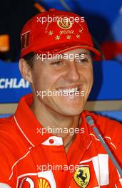 25.07.2002 Hockenheim, Deutschland, F1 am Hockenheimring, Donnerstag, offizielle FIA Pressekonferenz mit Michael Schumacher (hat seine neue WM Kappe auf), Formel 1 Grand Prix (GP), Großer Preis von Deutschland 2002 (Baden Württemberg) c xpb.cc - weitere Bilder auf der Datenbank unter www.xpb.cc - Email: info@xpb.cc