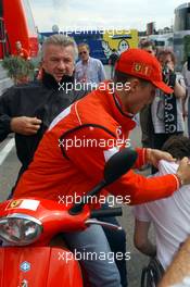 25.07.2002 Hockenheim, Deutschland, F1 am Hockenheimring, Donnerstag, Michael Schumacher und Willi Weber erkunden die neue Strecke des Hockenheimrings mit dem Ferrari Scooter, Formel 1 Grand Prix (GP), Großer Preis von Deutschland 2002 (Baden Württemberg) c xpb.cc - weitere Bilder auf der Datenbank unter www.xpb.cc - Email: info@xpb.cc