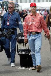 25.07.2002 Hockenheim, Deutschland, F1 am Hockenheimring, Donnerstag, Ankunft der Fahrer im Paddock Bereich - Michael Schumacher (mit seiner neuen Weltmeisterkappe) und Willi Weber, Formel 1 Grand Prix (GP), Großer Preis von Deutschland 2002 (Baden Württemberg) c xpb.cc - weitere Bilder auf der Datenbank unter www.xpb.cc - Email: info@xpb.cc