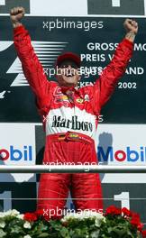 28.07.2002 Hockenheim, Deutschland, F1 am Hockenheimring, Podium am Sonntag, Michael Schumacher freut sich rießig, Formel 1 Grand Prix (GP), Großer Preis von Deutschland 2002 (Baden Württemberg) c xpb.cc - weitere Bilder auf der Datenbank unter www.xpb.cc - Email: info@xpb.cc