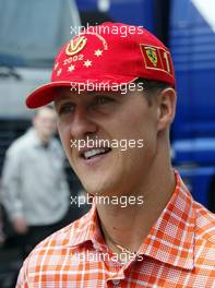 25.07.2002 Hockenheim, Deutschland, F1 am Hockenheimring, Donnerstag, Ankunft der Fahrer im Paddock Bereich - Michael Schumacher (mit seiner neuen Weltmeisterkappe), Formel 1 Grand Prix (GP), Großer Preis von Deutschland 2002 (Baden Württemberg) c xpb.cc - weitere Bilder auf der Datenbank unter www.xpb.cc - Email: info@xpb.cc