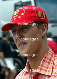 25.07.2002 Hockenheim, Deutschland, F1 am Hockenheimring, Donnerstag, Ankunft der Fahrer im Paddock Bereich - Michael Schumacher (mit seiner neuen Weltmeisterkappe), Formel 1 Grand Prix (GP), Großer Preis von Deutschland 2002 (Baden Württemberg) c xpb.cc - weitere Bilder auf der Datenbank unter www.xpb.cc - Email: info@xpb.cc