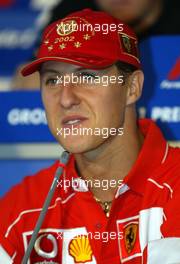 25.07.2002 Hockenheim, Deutschland, F1 am Hockenheimring, Donnerstag, offizielle FIA Pressekonferenz mit Michael Schumacher (hat seine neue WM Kappe auf), Formel 1 Grand Prix (GP), Großer Preis von Deutschland 2002 (Baden Württemberg) c xpb.cc - weitere Bilder auf der Datenbank unter www.xpb.cc - Email: info@xpb.cc