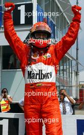 27.07.2002 Hockenheim, Deutschland, F1 am Hockenheimring, Qualifying am Samstag, Michael Schumacher stellt sich auf sein Auto im Park Ferme und jubelt den Fans zu, Formel 1 Grand Prix (GP), Großer Preis von Deutschland 2002 (Baden Württemberg) c xpb.cc - weitere Bilder auf der Datenbank unter www.xpb.cc - Email: info@xpb.cc