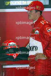 26.07.2002 Hockenheim, Deutschland, F1 am Hockenheimring, Training am Freitag, Michael Schumacher (Ferrari) in der Box - neben ihm der wohl neue Helm von Schuberth für das Rennen am Sonntag, Formel 1 Grand Prix (GP), Großer Preis von Deutschland 2002 (Baden Württemberg) c xpb.cc - weitere Bilder auf der Datenbank unter www.xpb.cc - Email: info@xpb.cc