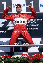 28.07.2002 Hockenheim, Deutschland, F1 am Hockenheimring, Podium am Sonntag, Michael Schumacher freut sich rießig, Formel 1 Grand Prix (GP), Großer Preis von Deutschland 2002 (Baden Württemberg) c xpb.cc - weitere Bilder auf der Datenbank unter www.xpb.cc - Email: info@xpb.cc