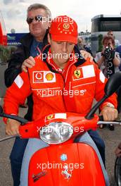 25.07.2002 Hockenheim, Deutschland, F1 am Hockenheimring, Donnerstag, Michael Schumacher und Willi Weber erkunden die neue Strecke des Hockenheimrings mit dem Ferrari Scooter, Formel 1 Grand Prix (GP), Großer Preis von Deutschland 2002 (Baden Württemberg) c xpb.cc - weitere Bilder auf der Datenbank unter www.xpb.cc - Email: info@xpb.cc