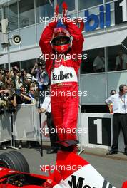 27.07.2002 Hockenheim, Deutschland, F1 am Hockenheimring, Qualifying am Samstag, Michael Schumacher stellt sich auf sein Auto im Park Ferme und jubelt den Fans zu, Formel 1 Grand Prix (GP), Großer Preis von Deutschland 2002 (Baden Württemberg) c xpb.cc - weitere Bilder auf der Datenbank unter www.xpb.cc - Email: info@xpb.cc