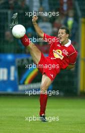 24.07.2002 Mannheim, Deutschland, "Spiel des Herzens" im Carl-Benz-Stadion Mannheim, das Team Schumacher spielt gegen die Winter Allstars für einen Guten Zweck (RTL Stiftung "Kinder in Not", UNESCO) - hier mit: Michael Schumacher in Aktion, vor dem Formel 1 Grand Prix (GP) von Deutschland 2002 (Hockenheim, Baden Württemberg) c xpb.cc - weitere Bilder auf der Datenbank unter www.xpb.cc - Email: info@xpb.cc