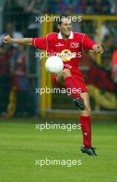 24.07.2002 Mannheim, Deutschland, "Spiel des Herzens" im Carl-Benz-Stadion Mannheim, das Team Schumacher spielt gegen die Winter Allstars für einen Guten Zweck (RTL Stiftung "Kinder in Not", UNESCO) - hier mit: Michael Schumacher in Aktion, vor dem Formel 1 Grand Prix (GP) von Deutschland 2002 (Hockenheim, Baden Württemberg) c xpb.cc - weitere Bilder auf der Datenbank unter www.xpb.cc - Email: info@xpb.cc