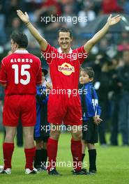 24.07.2002 Mannheim, Deutschland, "Spiel des Herzens" im Carl-Benz-Stadion Mannheim, das Team Schumacher spielt gegen die Winter Allstars für einen Guten Zweck (RTL Stiftung "Kinder in Not", UNESCO) - hier mit: Michael Schumacher und Fernando Alonso jubeln nach einem Tor von Alonso, vor dem Formel 1 Grand Prix (GP) von Deutschland 2002 (Hockenheim, Baden Württemberg) c xpb.cc - weitere Bilder auf der Datenbank unter www.xpb.cc - Email: info@xpb.cc