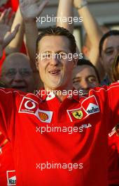 18.08.2002 Budapest, Ungarn, F1 in Budapest, Sonntag, Offizielles Teamfoto anläßlich des Gewinns der Konstrukteurstitels - Michael Schumacher jubelt, Formel 1 Grand Prix (GP) von Ungarn 2002 (Hungary, Budapest) c xpb.cc - weitere Bilder auf der Datenbank unter www.xpb.cc - Email: info@xpb.cc