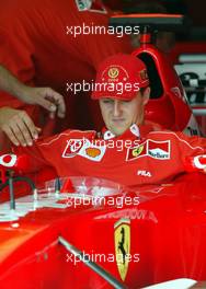 15.08.2002 Budapest, Ungarn, F1 in Budapest, Donnerstag, Michael Schumacher (Ferrari) in der Box - nimmt Platz in seinem Wagen und testet den Sitz, Formel 1 Grand Prix (GP) von Ungarn 2002 (Hungary, Budapest) c xpb.cc - weitere Bilder auf der Datenbank unter www.xpb.cc - Email: info@xpb.cc