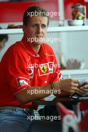 16.08.2002 Budapest, Ungarn, F1 in Budapest, Freitag, Michael Schumacher im Ferari Motorhome, Formel 1 Grand Prix (GP) von Ungarn 2002 (Ungary, Budapest) c xpb.cc - weitere Bilder auf der Datenbank unter www.xpb.cc - Email: info@xpb.cc