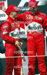 18.08.2002 Budapest, Ungarn, F1 in Budapest, Podium am Sonntag, Rubens Barrichello (1ter), Michael Schumacher (2ter), Formel 1 Grand Prix (GP) von Ungarn 2002 (Hungary, Budapest) c xpb.cc - weitere Bilder auf der Datenbank unter www.xpb.cc - Email: info@xpb.cc