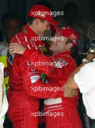 17.08.2002 Budapest, Ungarn, F1 in Budapest, Qualifying am Samstag, Michael Schumacher (2ter), Rubens Barrichello (1ter) im Park Ferme, Formel 1 Grand Prix (GP) von Ungarn 2002 (Hungary, Budapest) c xpb.cc - weitere Bilder auf der Datenbank unter www.xpb.cc - Email: info@xpb.cc