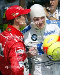 17.08.2002 Budapest, Ungarn, F1 in Budapest, Qualifying am Samstag, Michael Schumacher (2ter), Ralf Schumacher (3ter) im Park Ferme, Formel 1 Grand Prix (GP) von Ungarn 2002 (Hungary, Budapest) c xpb.cc - weitere Bilder auf der Datenbank unter www.xpb.cc - Email: info@xpb.cc