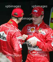 17.08.2002 Budapest, Ungarn, F1 in Budapest, Qualifying am Samstag, Michael Schumacher (2ter), Rubens Barrichello (1ter) im Park Ferme, Formel 1 Grand Prix (GP) von Ungarn 2002 (Hungary, Budapest) c xpb.cc - weitere Bilder auf der Datenbank unter www.xpb.cc - Email: info@xpb.cc