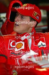 16.08.2002 Budapest, Ungarn, F1 in Budapest, Training am Freitag, Michael Schumacher (Ferrari) in der Box, Formel 1 Grand Prix (GP) von Ungarn 2002 (Ungary, Budapest) c xpb.cc - weitere Bilder auf der Datenbank unter www.xpb.cc - Email: info@xpb.cc