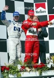 18.08.2002 Budapest, Ungarn, F1 in Budapest, Podium am Sonntag, Ralf Schumacher (3ter), Michael Schumacher (2ter), Formel 1 Grand Prix (GP) von Ungarn 2002 (Hungary, Budapest) c xpb.cc - weitere Bilder auf der Datenbank unter www.xpb.cc - Email: info@xpb.cc