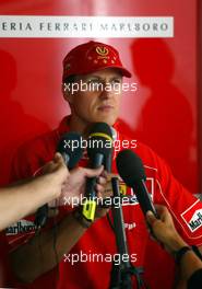 15.08.2002 Budapest, Ungarn, F1 in Budapest, Donnerstag, Michael Schumacher (Ferrari) bei seiner Pressekonferenz im Paddock Bereich, Formel 1 Grand Prix (GP) von Ungarn 2002 (Ungary, Budapest) c xpb.cc - weitere Bilder auf der Datenbank unter www.xpb.cc - Email: info@xpb.cc