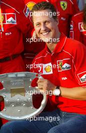 18.08.2002 Budapest, Ungarn, F1 in Budapest, Sonntag, Offizielles Teamfoto anläßlich des Gewinns der Konstrukteurstitels - Michael Schumacher jubelt, Formel 1 Grand Prix (GP) von Ungarn 2002 (Hungary, Budapest) c xpb.cc - weitere Bilder auf der Datenbank unter www.xpb.cc - Email: info@xpb.cc