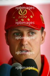 15.08.2002 Budapest, Ungarn, F1 in Budapest, Donnerstag, Michael Schumacher (Ferrari) bei seiner Pressekonferenz im Paddock Bereich, Formel 1 Grand Prix (GP) von Ungarn 2002 (Ungary, Budapest) c xpb.cc - weitere Bilder auf der Datenbank unter www.xpb.cc - Email: info@xpb.cc