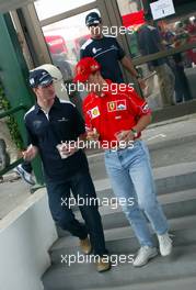 16.08.2002 Budapest, Ungarn, F1 in Budapest, Freitag, Ralf Schumacher und Michael Schumacher auf dem Weg zur Fahrerbesprechung, dahinter Juan Pablo Montoya, Formel 1 Grand Prix (GP) von Ungarn 2002 (Ungary, Budapest) c xpb.cc - weitere Bilder auf der Datenbank unter www.xpb.cc - Email: info@xpb.cc