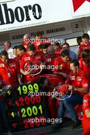 18.08.2002 Budapest, Ungarn, F1 in Budapest, Sonntag, Offizielles Teamfoto anläßlich des Gewinns der Konstrukteurstitels - Michael Schumacher kommt mit Zigarre, Ross Brawn, Jean Todt, Formel 1 Grand Prix (GP) von Ungarn 2002 (Hungary, Budapest) c xpb.cc - weitere Bilder auf der Datenbank unter www.xpb.cc - Email: info@xpb.cc