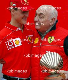 13.09.2002 Monza, Italien, F1 in Monza, Freitag, Shell Meeting mit Michael Schumacher und Jose Froilan Gonzalez (ertser F1 Gewinner unter Shell Sponsorship) - Autodromo Nazionale Monza, Formel 1 Grand Prix (GP) von Italien 2002 (Italy). c xpb.cc - weitere Bilder auf der Datenbank unter www.xpb.cc - Email: info@xpb.cc