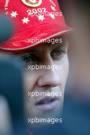 13.09.2002 Monza, Italien, F1 in Monza, Training am Freitag, Michael Schumacher (Ferrari) in der Box beim Interview, Portrait - Autodromo Nazionale Monza, Formel 1 Grand Prix (GP) von Italien 2002 (Italy). c xpb.cc - weitere Bilder auf der Datenbank unter www.xpb.cc - Email: info@xpb.cc