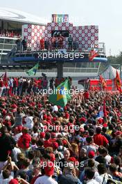 15.09.2002 Monza, Italien, F1 in Monza, Sonntag, Podium GP von Italien, die Tifosi (Fans) stürmen nach dem Rennen die Strecke,Podium: Eddie Irvine, Rubens Barrichello, Michael Schumacher, Chefdesigner Rory Byrne - Autodromo Nazionale Monza, Formel 1 Grand Prix (GP) von Italien 2002 (Italy). c xpb.cc - weitere Bilder auf der Datenbank unter www.xpb.cc - Email: info@xpb.cc