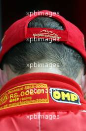 13.09.2002 Monza, Italien, F1 in Monza, Training am Freitag, Michael Schumacher (Ferrari) in der Box beim Interview, Feature Kappe, Portrait - Autodromo Nazionale Monza, Formel 1 Grand Prix (GP) von Italien 2002 (Italy). c xpb.cc - weitere Bilder auf der Datenbank unter www.xpb.cc - Email: info@xpb.cc