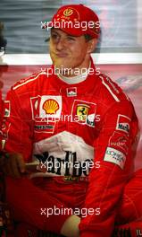 13.09.2002 Monza, Italien, F1 in Monza, Training am Freitag, Michael Schumacher (Ferrari) in der Box - Autodromo Nazionale Monza, Formel 1 Grand Prix (GP) von Italien 2002 (Italy). c xpb.cc - weitere Bilder auf der Datenbank unter www.xpb.cc - Email: info@xpb.cc