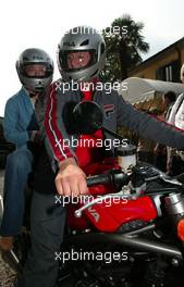 12.09.2002 Monza, Italien, F1 in Monza, Donnerstag, Vodafone Pressekonferenz im St. Georges Premier Restaurant, Parco di Monza, hier mit: Michael Schumacher fährt nach der Presekonferenz mit dem Motorrad (Cagiva) davon, Autodromo Nazionale Monza, Formel 1 Grand Prix (GP) von Italien 2002 (Italy). c xpb.cc - weitere Bilder auf der Datenbank unter www.xpb.cc - Email: info@xpb.cc