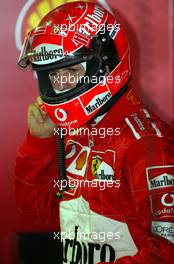 13.09.2002 Monza, Italien, F1 in Monza, Training am Freitag, Michael Schumacher (Ferrari) in der Box - Autodromo Nazionale Monza, Formel 1 Grand Prix (GP) von Italien 2002 (Italy). c xpb.cc - weitere Bilder auf der Datenbank unter www.xpb.cc - Email: info@xpb.cc